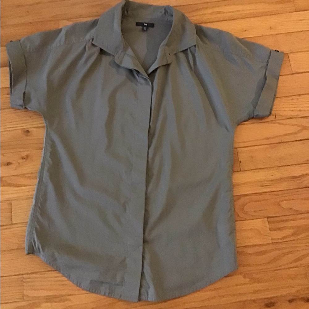 LIKE NEW GAP ROLL CUFF SHORT SLEEVE HIDDEN BUTTON PLEATED SHOULDER SHRT XS GRAY